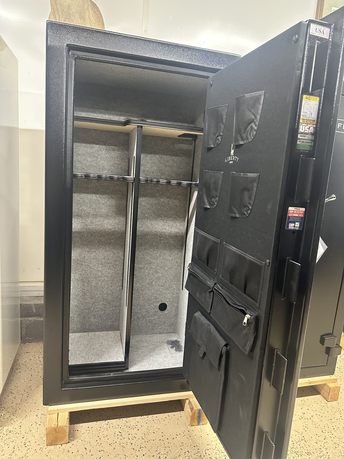 Liberty Freedom 30 Gun Safe | black, elock