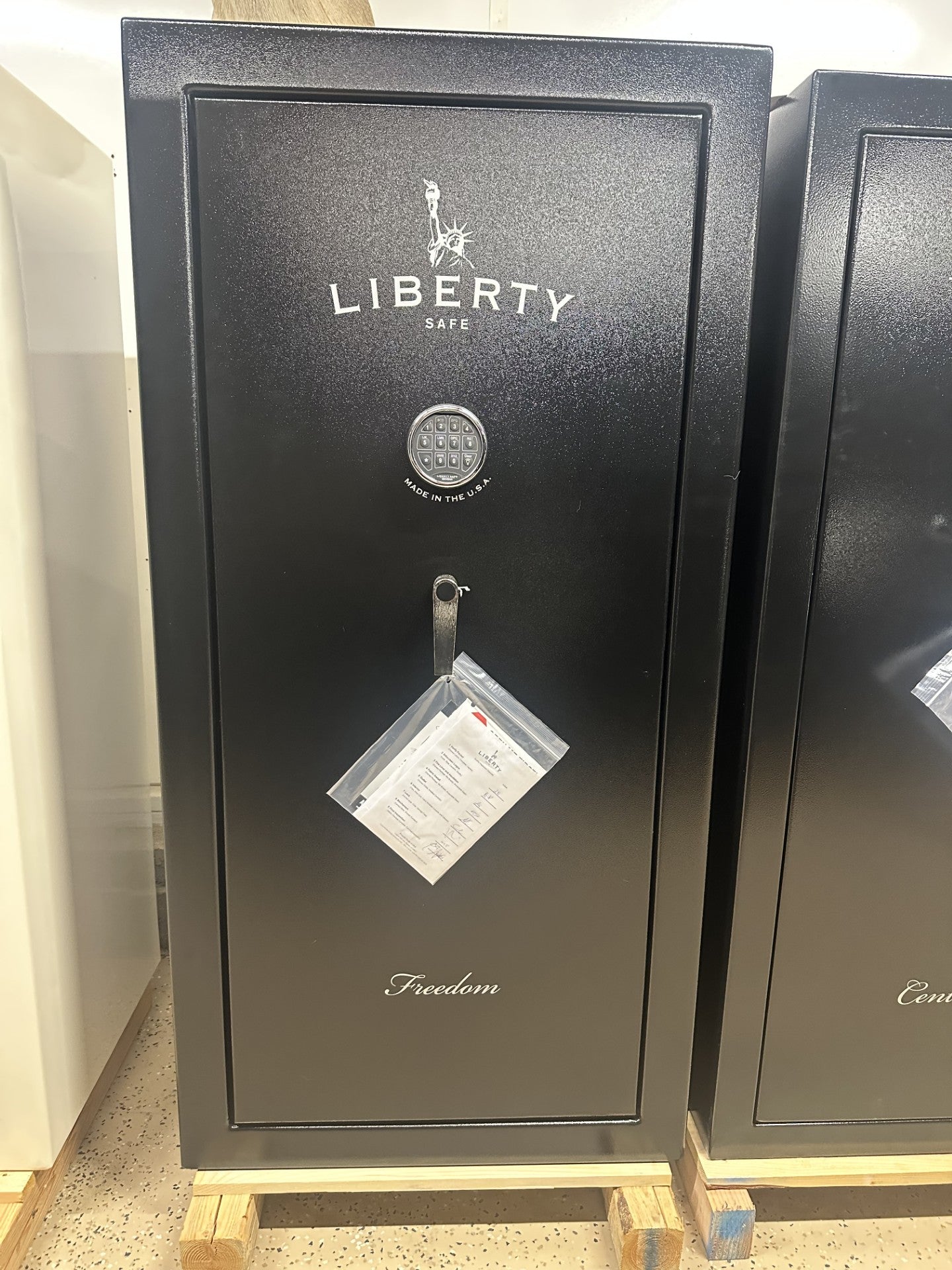 Liberty Freedom 30 Gun Safe | black, elock